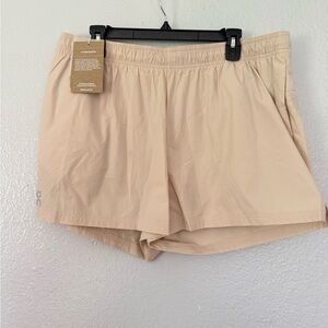 New On Clouds Women’s Running Shorts Size: XL